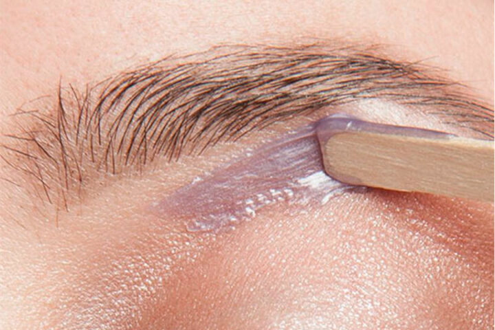 Коррекция бровей воском и укладка с его помощью